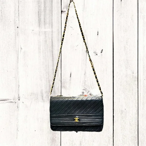 Vintage 1980’s Channel Diagonal Quilted Shoulder Bag with COA - Picture 2 of 16